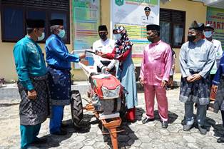 Hadir di Acara Bakti Sosial, Bupati Alfedri Serahkan Sejumlah Bantuan